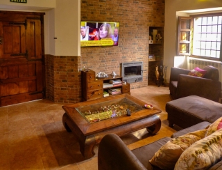 Salón rústico de Casa Dora con chimenea